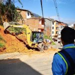 Intervenimos con maquinaria amarilla el material deslizado en el sector de la vía a Angelópolis